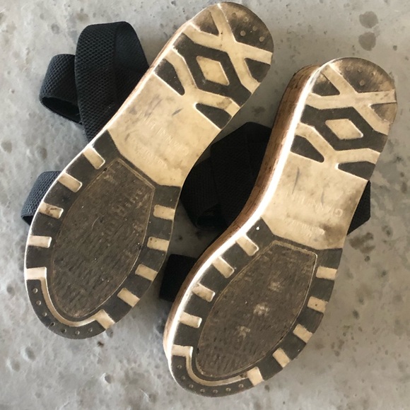 GiAnNi BiNi PlAtf0rM SaNdAls - Picture 6 of 9